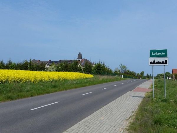 Wjazd do kurortu Łukęcin i droga prowadząca do APARTAMENTÓW SOSNOWYCH Blue Mare