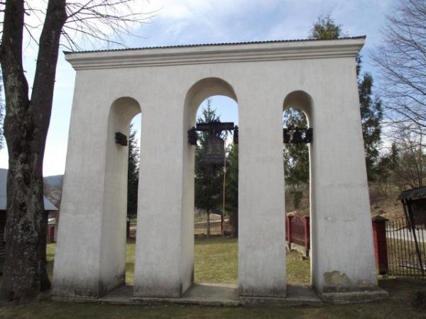 przy kościele - niegdyś cerkwi - stoi murowana dzwonnica parawanowa. Przypomnę, że wieś ta i inne na wschód od Ustrzyk Dolnych wraz z tym miastem do 1951r. nale