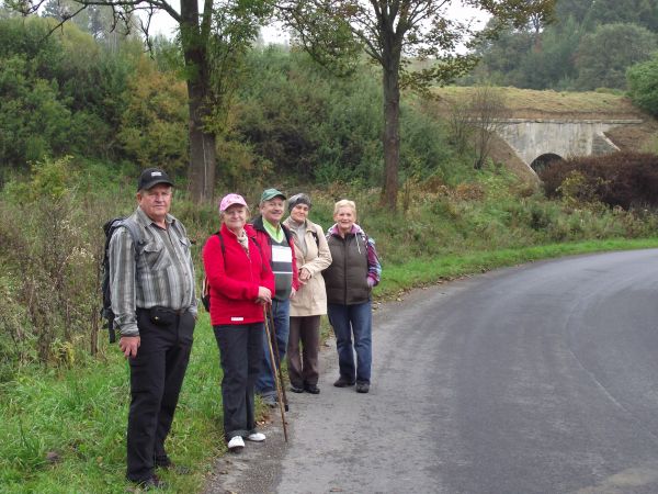 z drogi od m. Myczkowce /jest galeria - zapraszam/ i m. Zwierzyń /jest galeria - zapraszam/ wejdziemy drogą pod wiaduktem na Uherce Tunel i dalej do m.Glinne /j