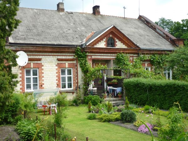 Dawne zabudowania folwarczne.