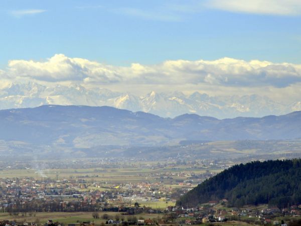 A czasem z góry w Wielogłowach można podziwiać Tatry