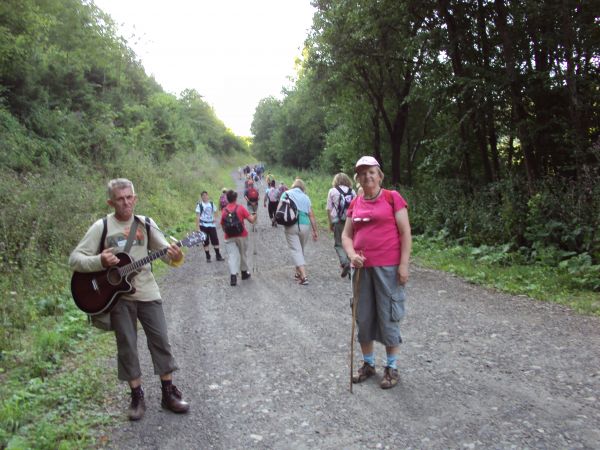 po prawej "Sine Wiry" w korycie rzeki Wetlina, po lewej zbocze g. Bukowinka -  739m npm a grupa - w radosnym nastroju, którym "nasyca" Marek Brewka - tereny wsi