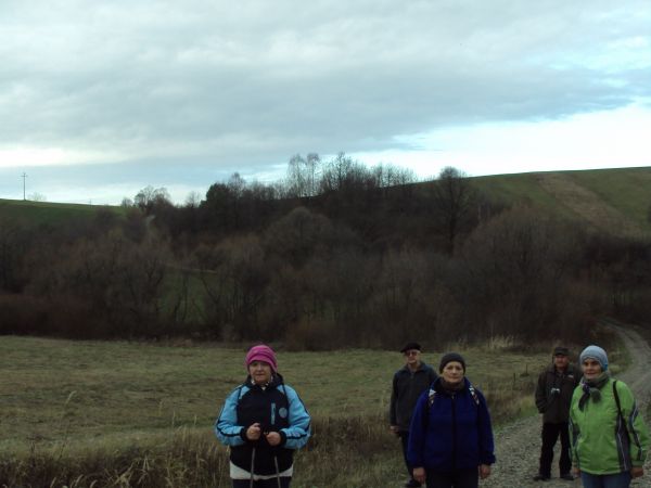 podchodzimy do wsi, w zakrzaczeniu był potok Modrza - bo modre kolory jego koryta, tam wyżej droga do m. Zboiska /jest galeria - zapraszam/, na odkrytej wierzch