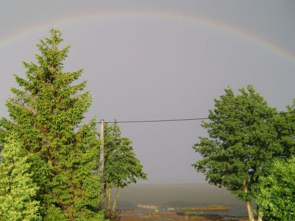 Piekna tecza nad jeziorem