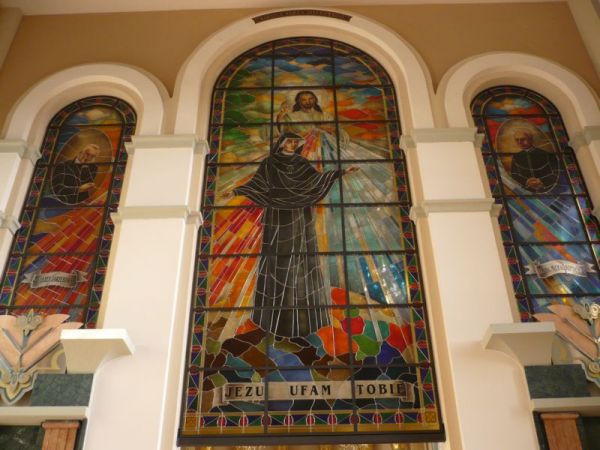 W bazylice jest wiele pięknych witraży to z kaplicy Miłosierdzia 
Bożego.