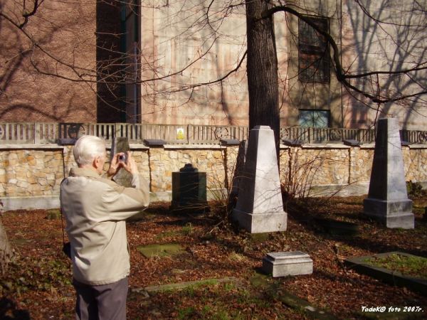 Historyczny cmentarz zwany Hutniczym, rok 2007 marzec - zapowiada się jego renowacja.