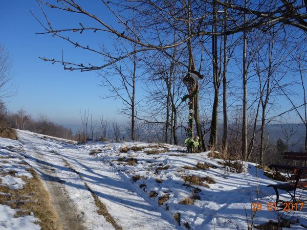 Zabytkowy krzyż na Jaworzu.Miejsce śpiewania majówek.