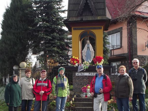 przed / obok: kapliczki z figurą Matki Boskiej, przy węźle dróg osiedlowych.