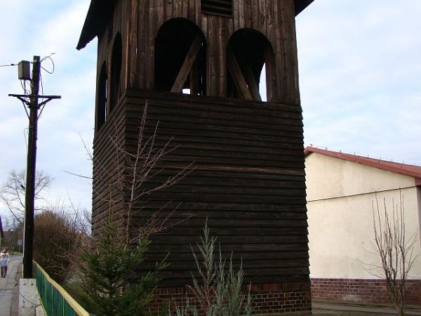 Zabytkowa dzwonnica koscielna