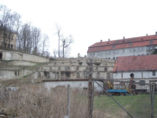 Wspaniałe tarasowe ogrody, niczym wycinek z Koloseum rzymskiego. Możliwe, że kiedyś były tu pola winogronowe, a przerobione leżakowały w piwnicach pod pałacem.