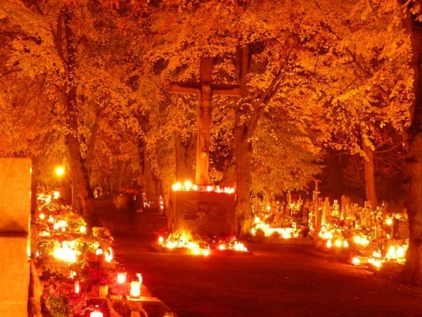 Dzień Zaduszny na wielewskim cmentarzu.