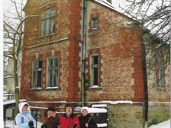 "Koci Zamek" - przy ulicy Głowackiego, pierwszej w Sanoku wyposażonej w latanie miejskie, "serwisowane" przez lampiarza - knoty, nafta, klosze - zapalał je i ga