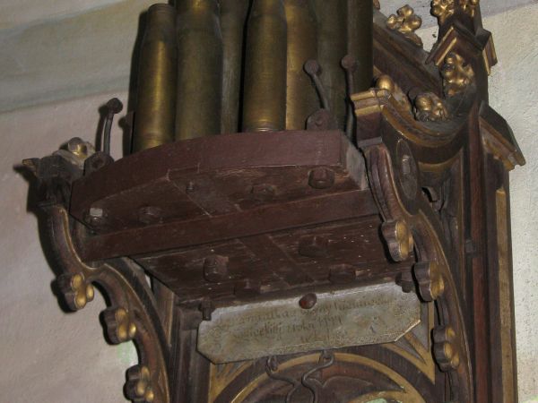 dzwonek - przy zakrystii, jedyny taki w Polsce. W sierpniu/wrześniu 1944r. toczyły się długo walki, kościół - jego wieża -ogniowym stanowiskiem był, na wzgórzu,