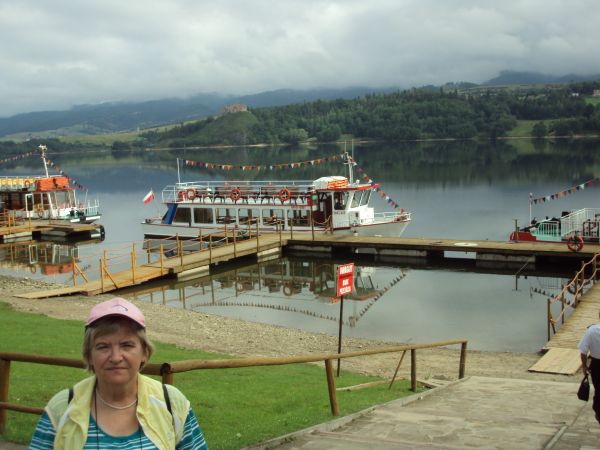 na przystani - przed zejściem trapem na pokład statku "Harnaś" - w oddali zamek w Czorsztynie. Krzyczałem żeby zeszła z kadru ale żerdzie przeszkadzały...