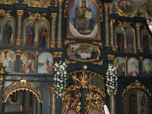 Ikonostas z 1908r., architektoniczny, carskie wrota - ażurowe, z motywem winnej latorośli i dwunastoma tondami z wizerunkami proroków. Wnętrza świątyń kryją w s