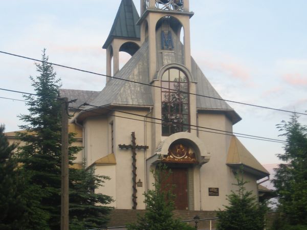 Kosciól pod wezwaniem Matki Boskiej królowej polski w Ponicach