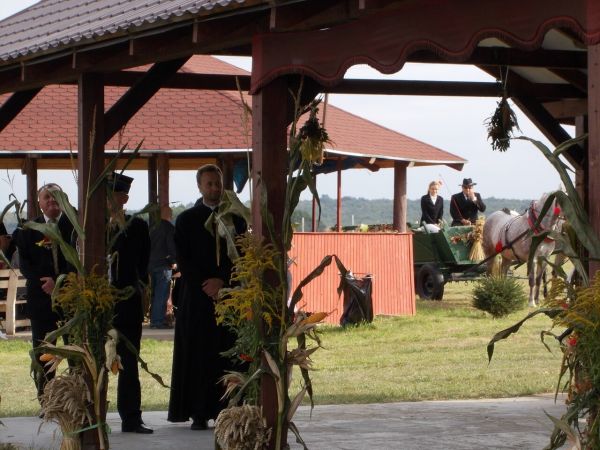 Nowy proboszcz i nowo wybudowany gril