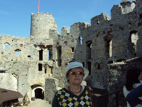 Na dziedzińcu: piwnica z Karczmą Rycerską - potrawy: żurek wiedźmy - może z wiedźmy, bigos staropolski, krokiety zbójeckie, grzaniec galicyjski, herbata z kata.