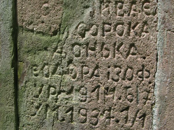 nagrobek piaskowcowy z inskrypcją - na cmentarzu greckokatolickim.