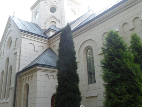 przy kościele - aleją prowadzącą od Zespołu Pałacowo-Parkowego.