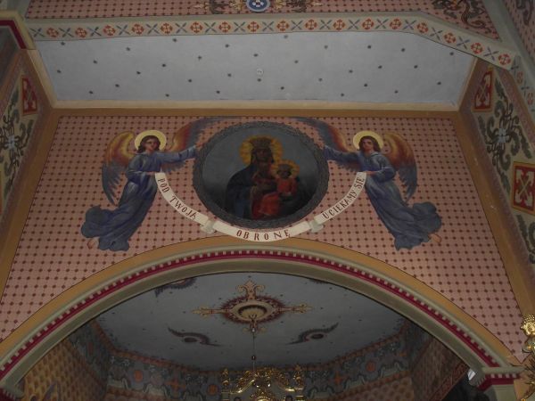 bogactwo treści religijno-biblijnych przedstawia polichromia, obrazy i ścienne malowidła, dalej sufit nad prezbiterium ośmiobocznie zamkniętym.