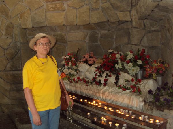 W kaplicy grobowej Najświętszej Marii Panny - w różańcowych ogrodach.