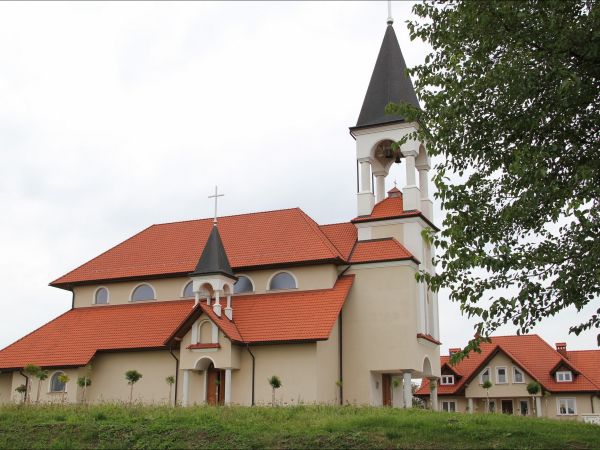Nowy , ładny kościół p.w. Wszystkich Świętych w Siennowie .
