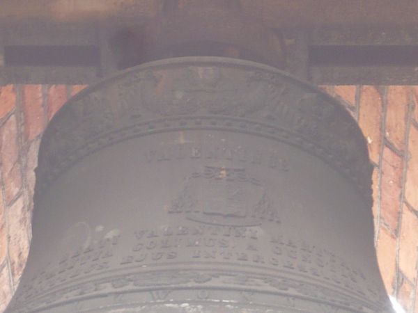 Jeden z dzwonów w przykościelnej dzwonnicy.