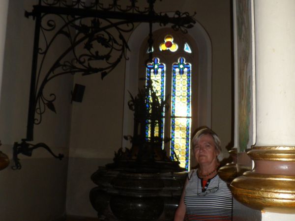 kościół nie jest stary - ma zaledwie 120 lat ale tu zadziwia wyjątkowej formy - urody marmurowa chrzcielnica - nakrycie czaszy zdejmowane mechanicznie.