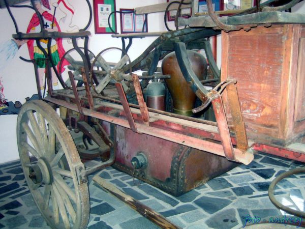 CZTEROKOŁOWA SIKAWKA RĘCZNA Z 1878 ROKU.