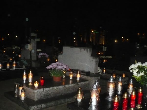 Stary  cmentarz  nocą