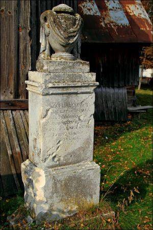 Cerkiew Pokrow Przeświętej Bogarodzicy w Miękiszu Starym. Zbudowana w latach 1803−1811. Wokół cerkwi groby rodziny Younga.