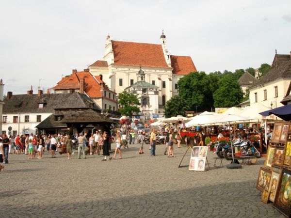 Rynek z widokiem na Kosciol Farny (1325-1328, rozbudowany na przelomie XIV i XV wieku. Zniszczony z pozarem miasta, odbudowany 1 l. 1586-1613)