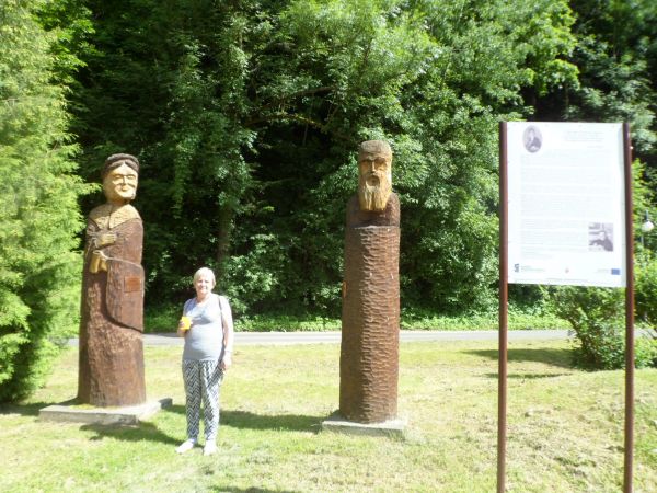 różne są formy upamiętnienia założycieli kurortu - i tu w rzeźbie : Anna i Stanisław Potoccy.