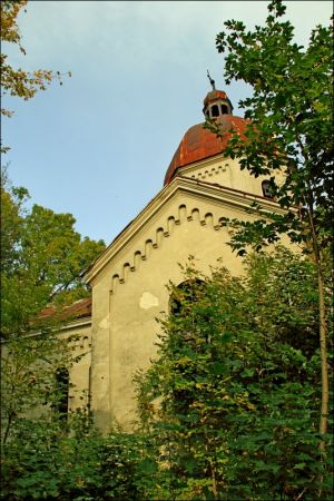 Murowana cerkiew p.w. Opieki NMP . Zbudowana w 1913 r. Wewnątrz cenna polichromia. W latach 1947-71 - magazyn. Obecnie opuszczona i zaniedbana.