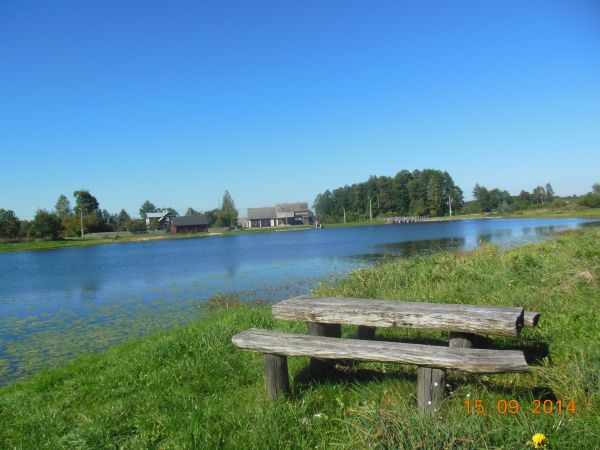 Stare ławki nad zalewem Sitawka.