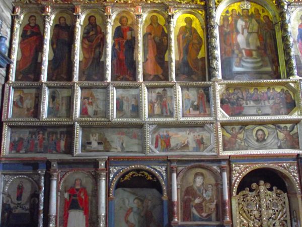 ikonostas - na lewo od carskich wrót, pośrodku zdjęcia - diakońskie wrota.