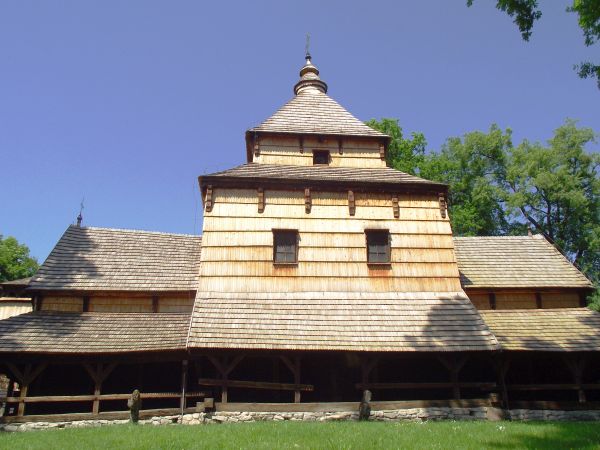 wpisany w 2013r. na listę UNESCO zabytkowy Zespół Cerkiewny, jeden z najcenniejszych tego typu obiektów w Polsce. Po prawej - wtopiona w zieleń dziedzińca, zaro