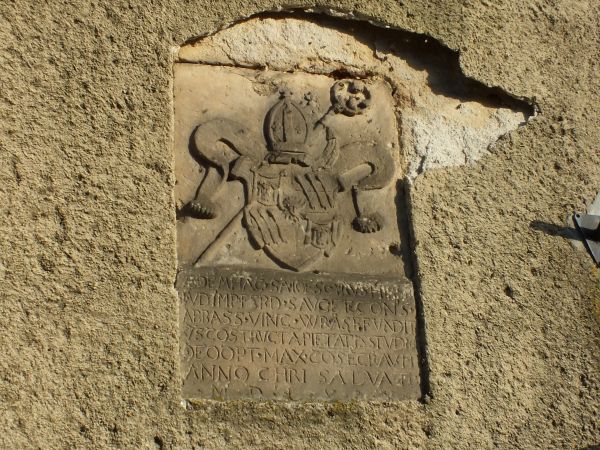 Herb biskupi na ścianie kościoła