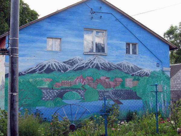 Ciekawy malunek, pewnie myślą o górach których tu brak