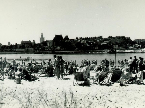 Tak się odpoczywało w upalne niedziele w Warszawie do lat 60-ch.(soboty były pracujące)