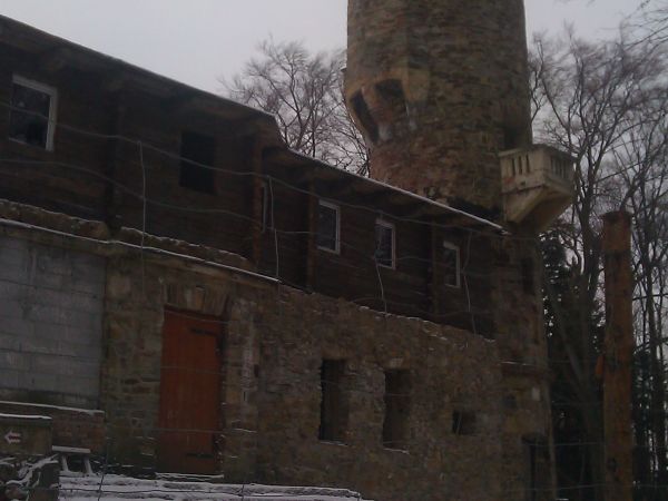 Nieczynne schronisko z wieżą widokową na Przedniej Kopie.