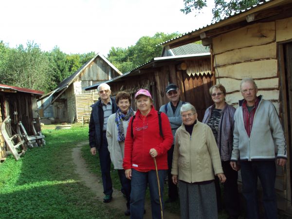 czy dziś ktoś jeszcze pamięta co znaczy określenie : sanie rogate ? - tu wśród obiektów i ekspozycji w skansenie - Muzeum Wsi - u Tomka Kędry, tu z mamą.