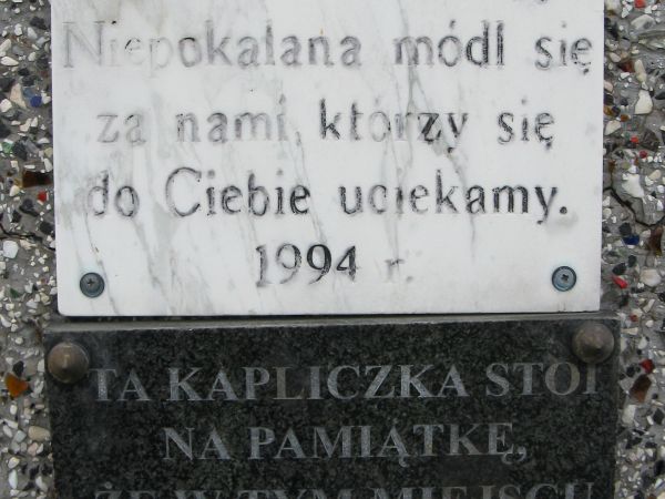 tablice na kapliczce - na cerkiewnym wzgórzu.