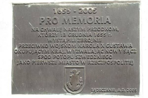 pierwsze miasto Rzeczpospolitej - Szwedom opór stawiło - potop szwedzki czyniąc tu zaniechanym - n/z tablica upamiętniająca, którą na pamiątkę w roku 2005 ufund