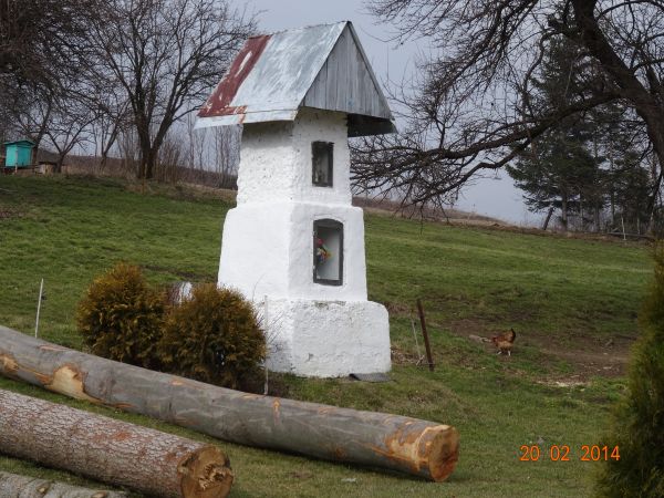zabytkowa kapliczka -  jest wiele we wsi, co świadczy o dążeniu do zachowania śladów wiary i kultury, należy stwierdzić, że cały teren gminy usiany jest przydro