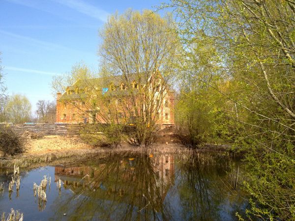 Kwiecień 2011. Malowniczy staw w zespole parkowo - dworskim, pomiędzy spichlerzem, a zabudowaniami dworu (szkoły podstawowej).