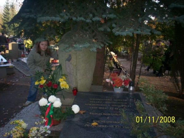 Uczennica sprzątająca grób Włodzimierza Korsaka - patrona Szkoły Podstawowej w Jeninie.