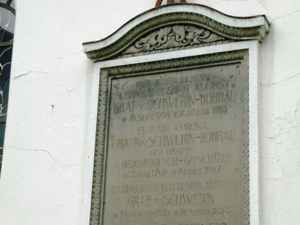 Epitafium Schwerinów na ścianie kościółka