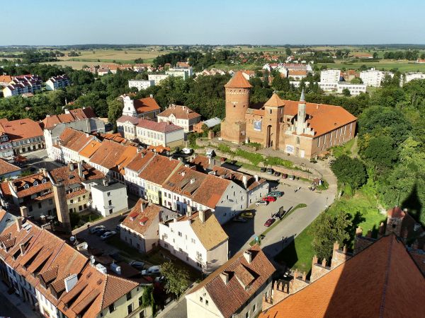 Widok na wschodnią część Starego Mista z wieży kościoła-najwyższy punkt widokowy Reszla i okolic. 2012-08-05